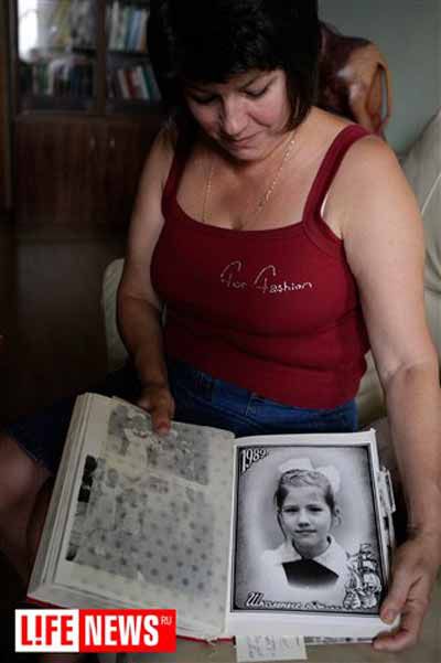 Irina Kushchenko, mother of accused spy Anna Chapman, with a childhood picture of Chapman